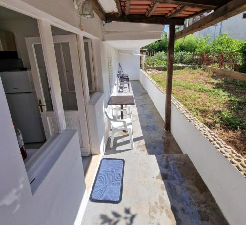 Four bedroom apt w patio close to beach and center