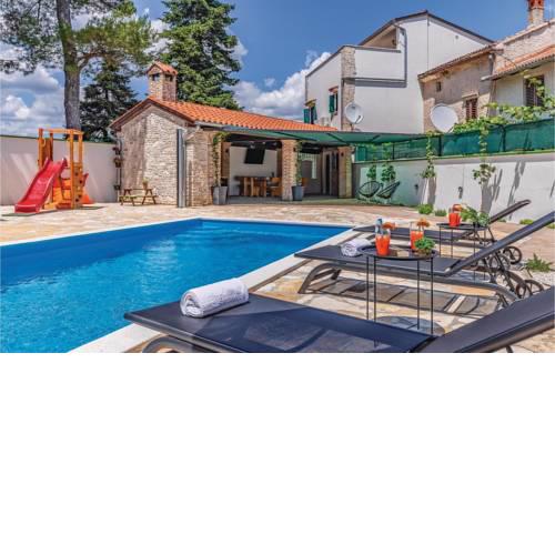 Four-Bedroom Holiday Home in Svetvincenat