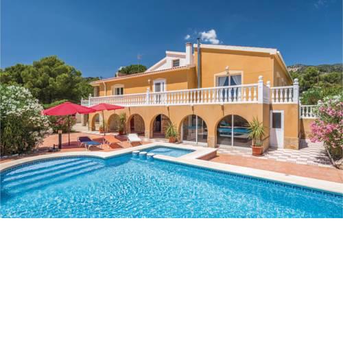 Four-Bedroom Holiday Home in Torremanzanas