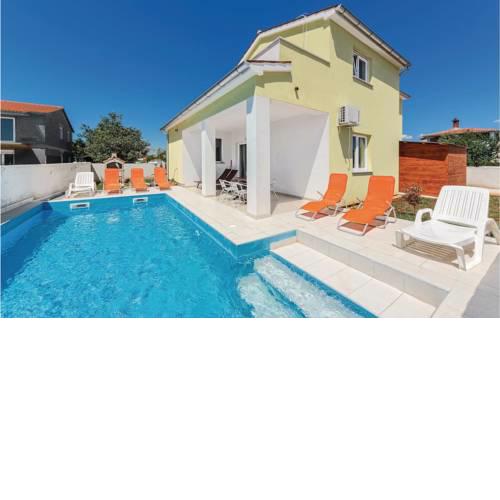 Four-Bedroom Holiday Home in Valbandon