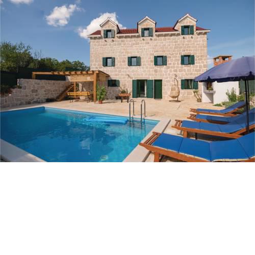 Four-Bedroom Holiday Home in Zmijavci