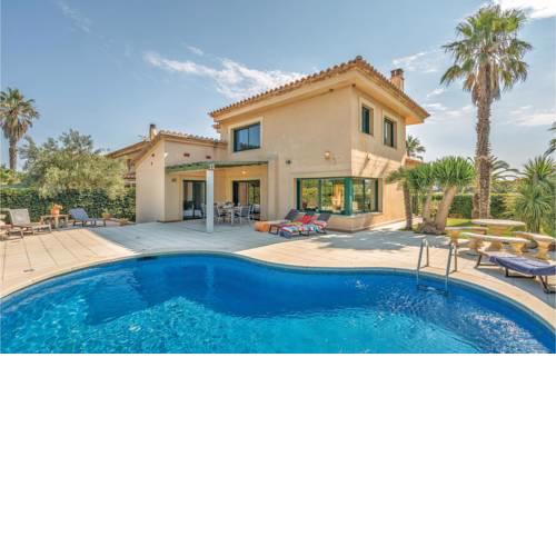 Four-Bedroom Holiday home Sant Pere Pescador with Sea View 05