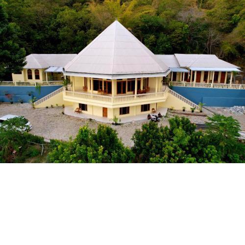 Frans Bernadus Hotel & Resto