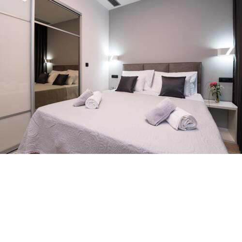 Free private garage & rooms City Center