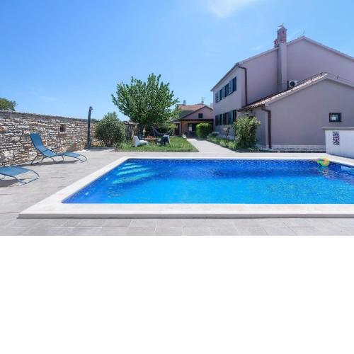 Freistehendes Ferienhaus in Fažana mit Gemeinsamem Balkon
