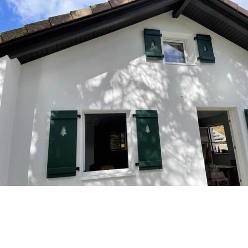 Freistehendes Ferienhaus Schrat mit Kamin in idyllischer Lage am Waldrand unterhalb eines Wellness-Hotels