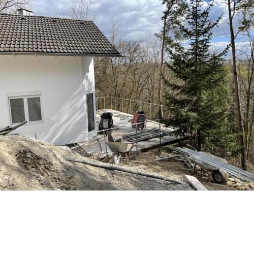 Freistehendes Ferienhaus Wald mit Kamin iin idyllischer Lage am Waldrand unterhalb eines Wellness-Hotels