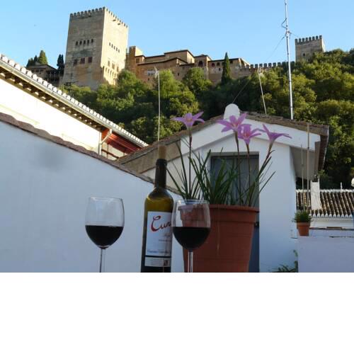 Frente a la Alhambra
