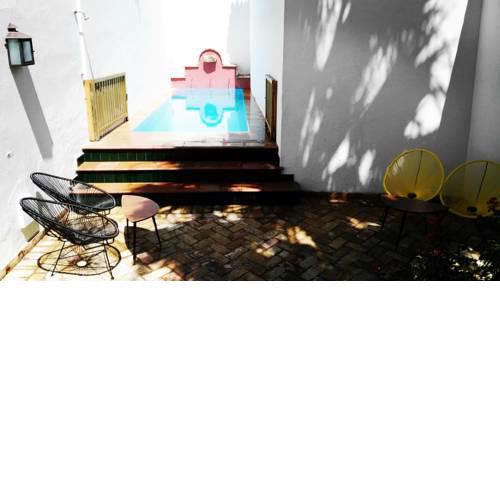 Frenteabastos Hostel & Suites