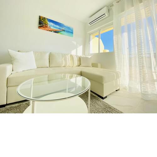 Fresh and Modern Delux Apartment in 1 min from the beach!
