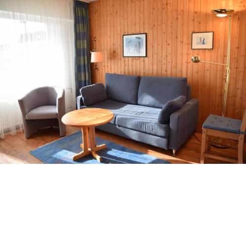 Freundliches 2-Zimmer-Appartement mit Kieferneinrichtung und einem Balkon.