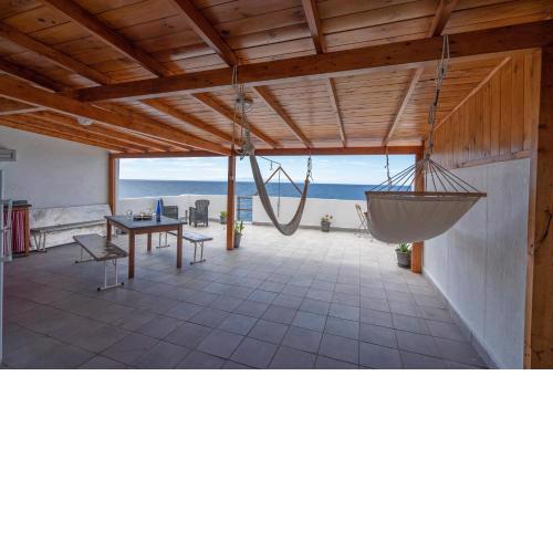 Front line, unbeatable terrace 10m from the sea