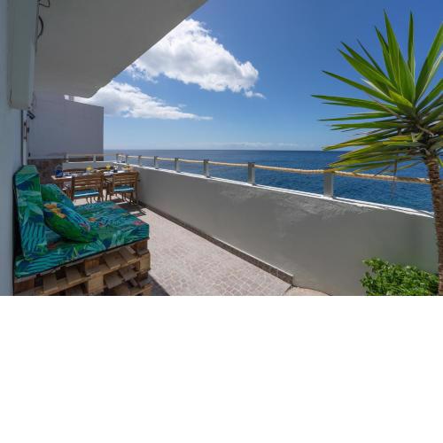 Frontline: 2 bedrooms, incredible views with large terrace