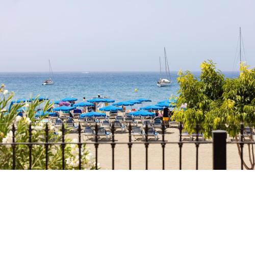 Frontline Playa las Vistas with pool, parking, sea