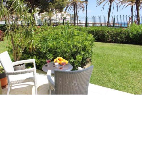 Frontline sea in the center of Puerto Banus.2bedrooms -Garden