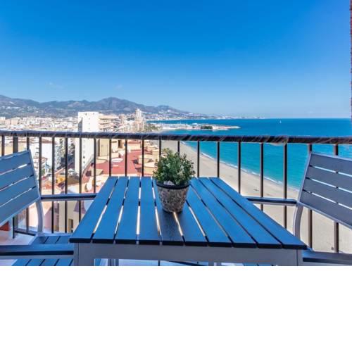 Fuengirola. Bonito apartamento en Paseo Marítimo. Espectaculares vistas al mar. Primera línea