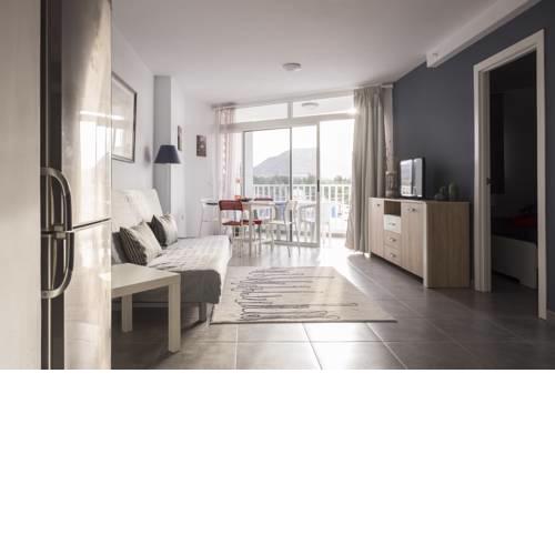 Full center of Las Americas, renovated, high floor