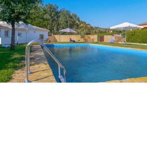 Fully fenced holiday home sleeps twelve