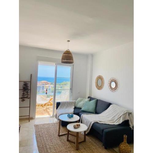 Fully renovated, top floor apt with amazing panoramic sea views!