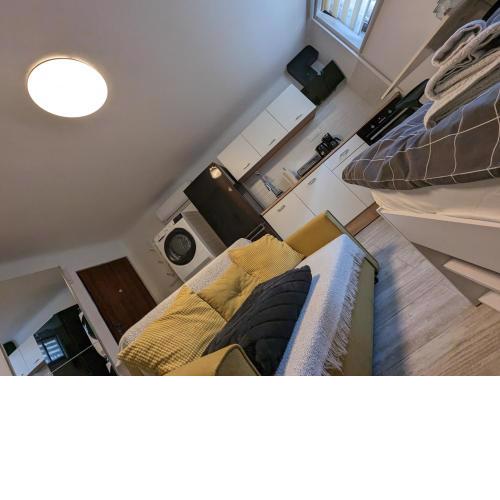 Funktastic Studio w Floor Heating, Queen Bed, 55 TV'', Washer & Dryer