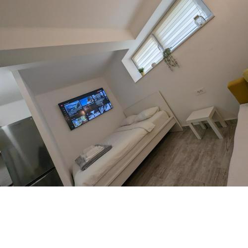 Funktastic Studio w Floor Heating, Queen bed & 65'' TV