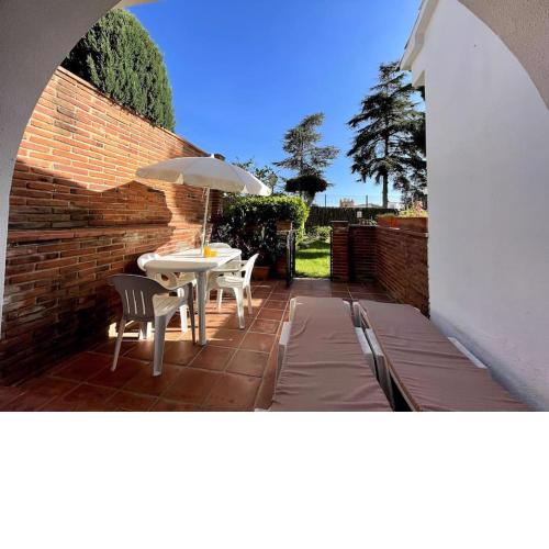 Garden floor apartment, direct access to the pool