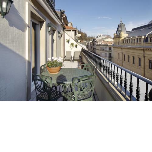 Garibay Terrace Apartment by FeelFree Rentals