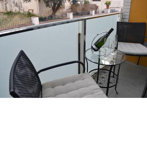 GARRAF stylish apartment steps from the beach