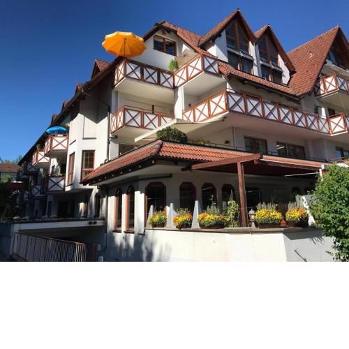 Gemütliche Helle Ferienwohnung mit Balkon am Seemoos in Friedrichshafen Bodensee mit Küche Bad WiFi