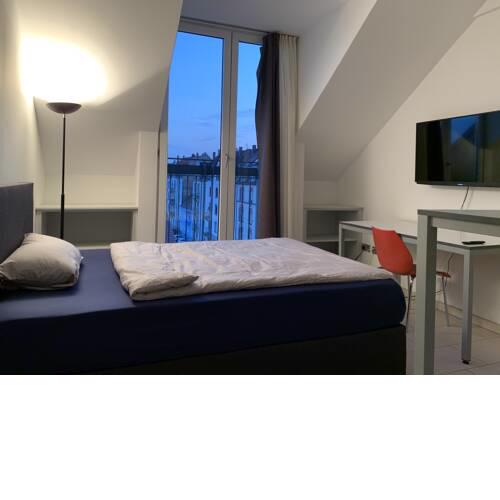 Gemütliches Apartment über den Dächern von KA - privater Balkon & free Netflix & Fitness & Coffee-Bar