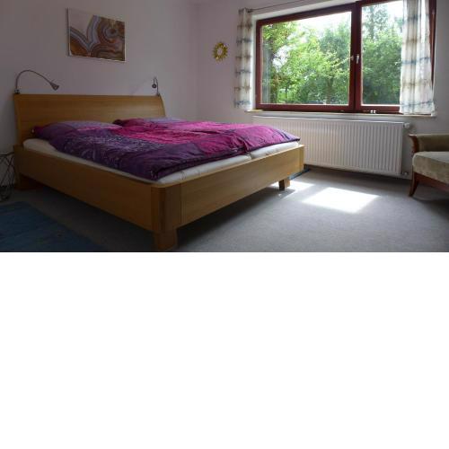 Gemütliches Zimmer mit Doppelbett und Tischtennisraum