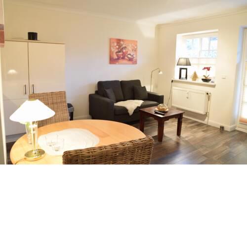 Geschmackvoll ausgestattete 2-Zimmer-Wohnung im EG eines typischen Reetdachhauses