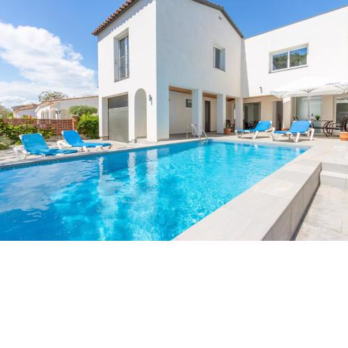 Goldhome - New house with private heated pool, parking, wifi, games room