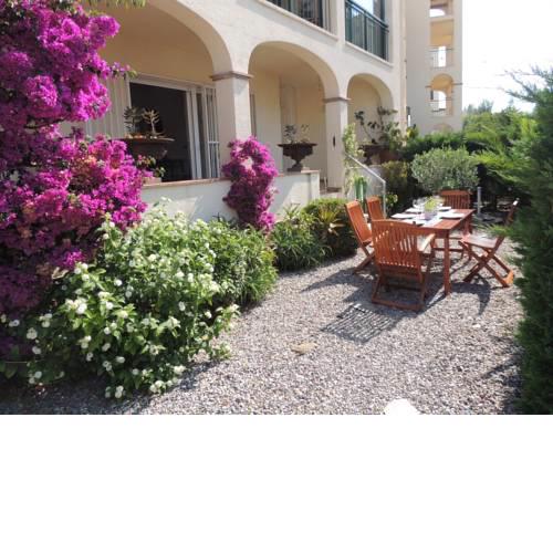 GOLF-Apartamento con jardín y parking cerca del mar en Roses