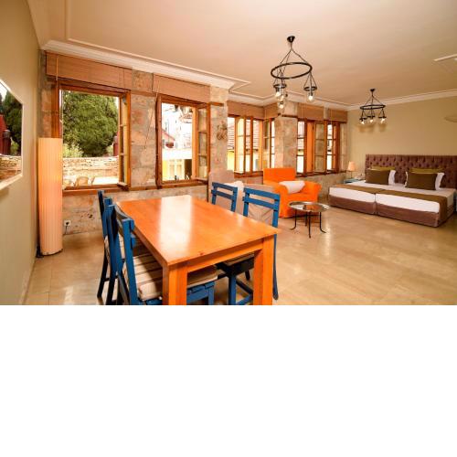 Gorgeous Flat with Swimming Pool near Hadrian's Gate