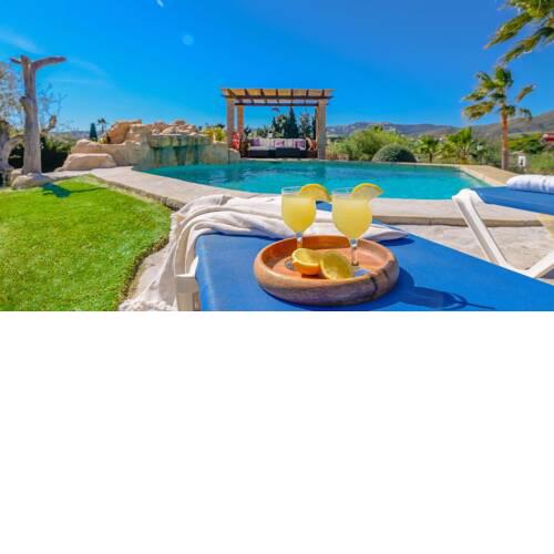 Gorgeous holiday home overlooking the hills with a fabulous outdoor area