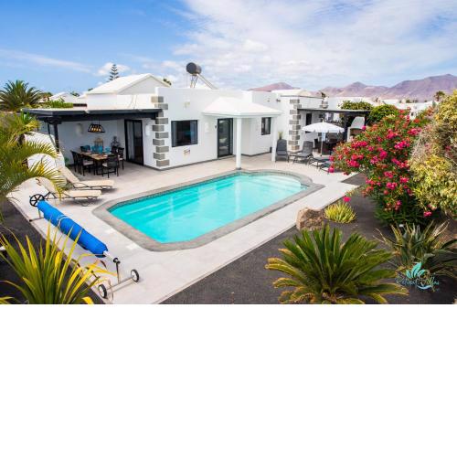Gorgeous newly renovated 4-bedroom villa!