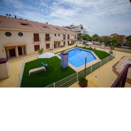 Gran adosado con piscina junto al campo de golf