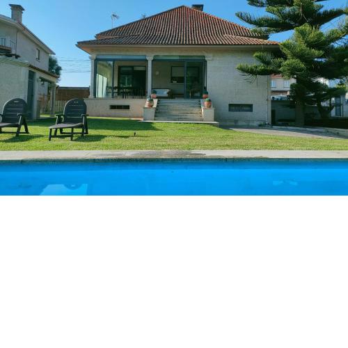 Gran casa pareada con piscina en Vigo