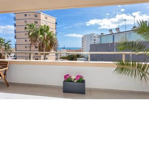 Gran terraza, andando a la playa Puerto Marina