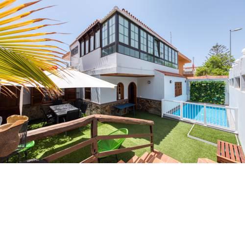 Great house with swimming pool close to the beach