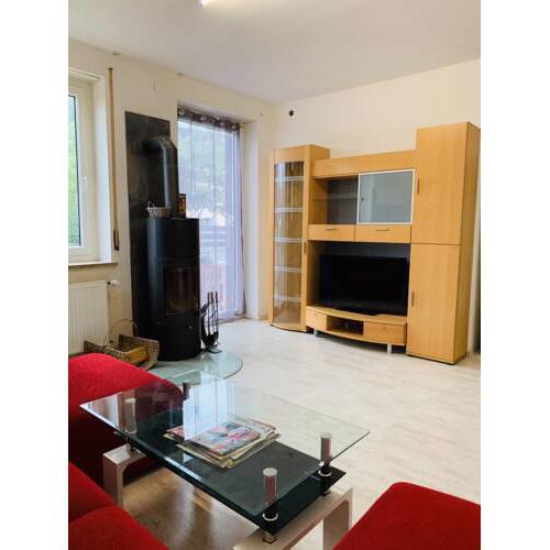 Großartige Ferienwohnung mit Kamin zwei Schlafzimmer und Garten
