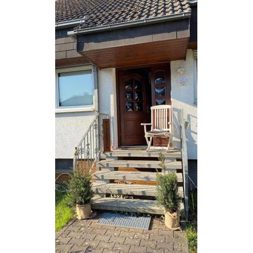 Große 5 Zimmer Whg , 4-5 Bedrooms flat, big living Kitchen, Wlan Smart TV, Hotbird Eutelsat u Astra Satellite TV, between Frankfurt & Wiesbaden, A66 & A3, many parking places