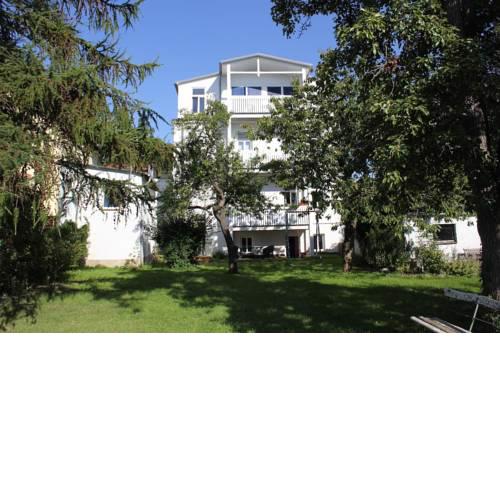 große, schöne Gartenwohnung in historischer Villa