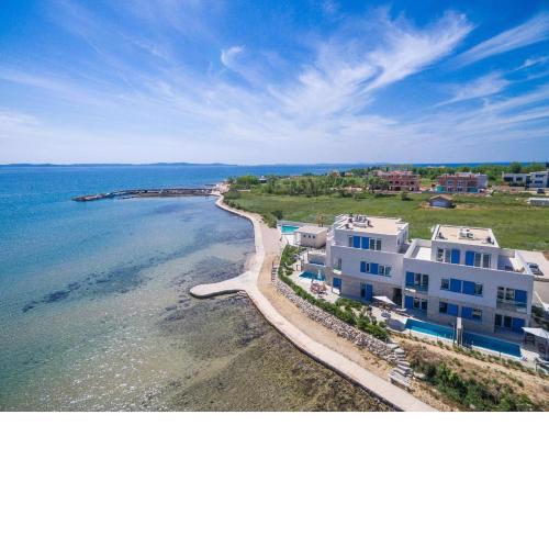 Große Strandvilla, gebaut 2016, mit privatem Pool und Meerblick