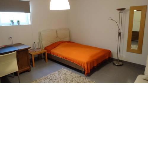 Großes Privatzimmer in Messenähe