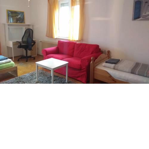 Großes Schlafzimmer für drei Personen in einer sonnigen Wohnung