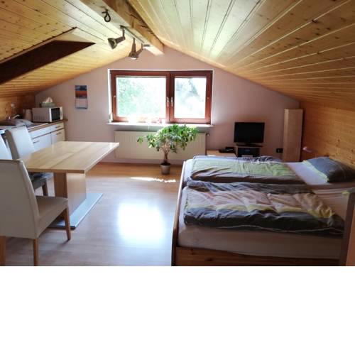 großes seperates Zimmer mit Bad