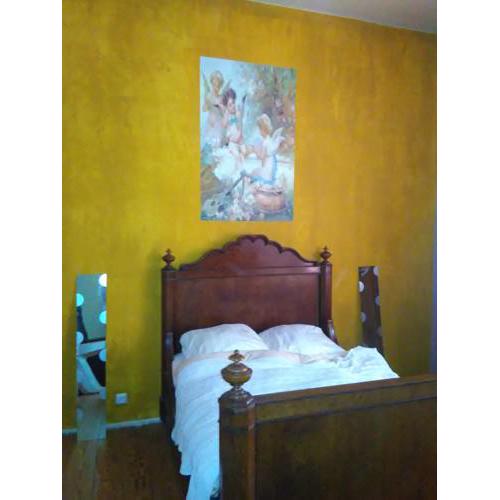 Grosses Zimmer mit Doppelbett