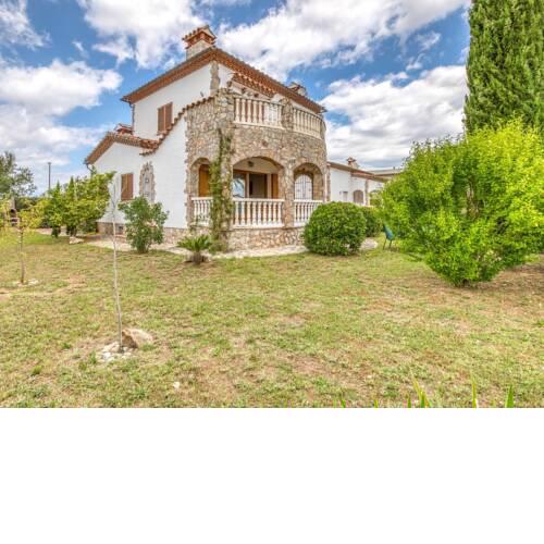 Ground floor apartment with large garden and shared swimming pool in the village of Vilacolum